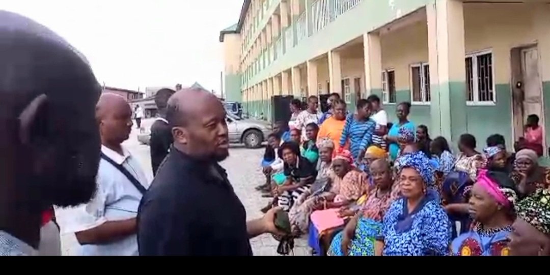 OKUMAGBA SPREADS FESTIVE CHEER IN WARRI, DISTRIBUTES RICE AS COMMUNITY PASSES VOTES OF CONFIDENCE